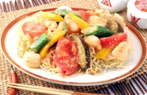 揚げそうめんのピーナツ風味あんかけ