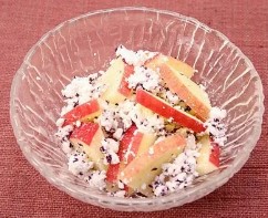 りんごとチーズの赤しそ和え